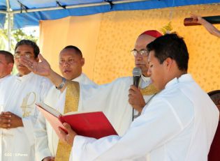 Familias de Ometepe reciben visita del Cardenal Leopoldo Brenes 
