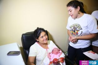 Madres del Hospital Bertha Calderón reciben serenata y regalos en su día