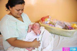 Madres del Hospital Bertha Calderón reciben serenata y regalos en su día