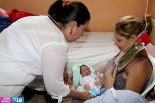 Alcaldesa de Managua entrega regalos a Madres que dieron a luz este 30 de mayo