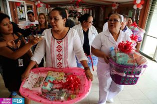 Alcaldesa de Managua entrega regalos a Madres que dieron a luz este 30 de mayo