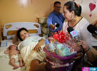 Alcaldesa de Managua entrega regalos a Madres que dieron a luz este 30 de mayo