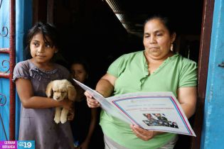 Gobierno entrega títulos de propiedad en honor a las madres nicaragüenses