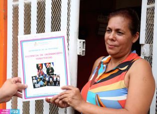 Gobierno entrega títulos de propiedad en honor a las madres nicaragüenses