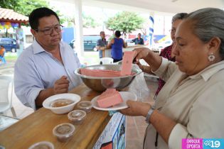 Exquisiteces chinandeganas deleitan a familias en la Avenida de Bolívar a Chávez