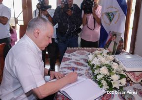 Firma del Libro de Condolencias por el fallecimiento del Presidente de Irán Ebrahim Raisi y su Comitiva