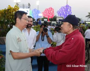 Acto en celebración acto de la entrega de buses de China a transportistas de Managua
