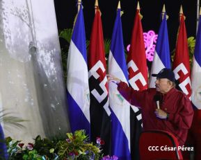 Acto en celebración acto de la entrega de buses de China a transportistas de Managua