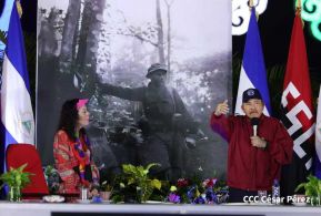Acto en celebración acto de la entrega de buses de China a transportistas de Managua