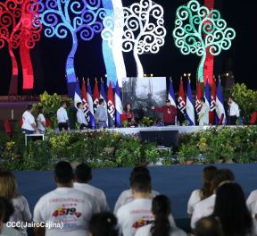 Acto en celebración acto de la entrega de buses de China a transportistas de Managua