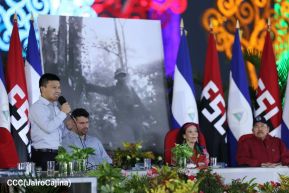 Acto en celebración acto de la entrega de buses de China a transportistas de Managua