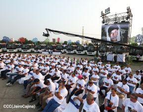 Acto en celebración acto de la entrega de buses de China a transportistas de Managua