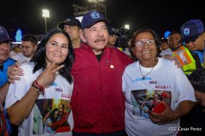 Acto en celebración acto de la entrega de buses de China a transportistas de Managua