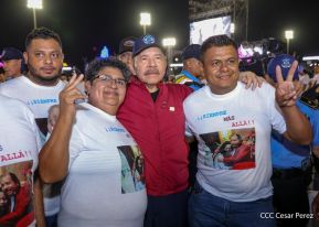 Acto en celebración acto de la entrega de buses de China a transportistas de Managua