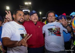 Acto en celebración acto de la entrega de buses de China a transportistas de Managua