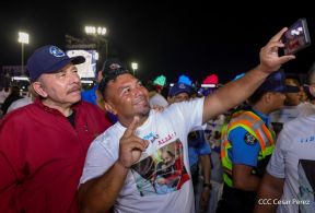 Acto en celebración acto de la entrega de buses de China a transportistas de Managua