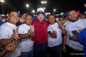 Acto en celebración acto de la entrega de buses de China a transportistas de Managua