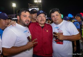 Acto en celebración acto de la entrega de buses de China a transportistas de Managua