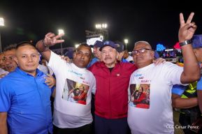 Acto en celebración acto de la entrega de buses de China a transportistas de Managua
