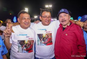 Acto en celebración acto de la entrega de buses de China a transportistas de Managua