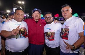 Acto en celebración acto de la entrega de buses de China a transportistas de Managua