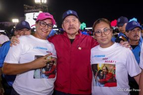 Acto en celebración acto de la entrega de buses de China a transportistas de Managua