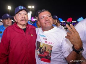Acto en celebración acto de la entrega de buses de China a transportistas de Managua