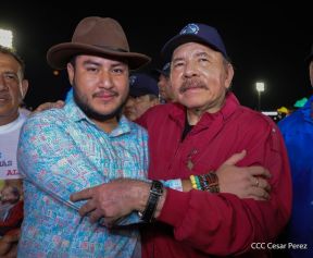 Acto en celebración acto de la entrega de buses de China a transportistas de Managua