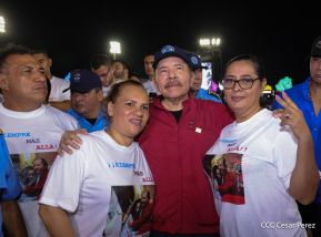 Acto en celebración acto de la entrega de buses de China a transportistas de Managua