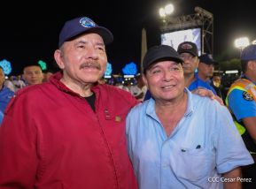Acto en celebración acto de la entrega de buses de China a transportistas de Managua