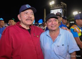 Acto en celebración acto de la entrega de buses de China a transportistas de Managua