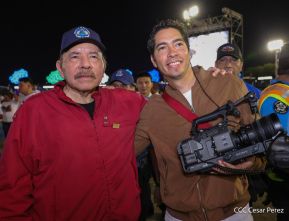 Acto en celebración acto de la entrega de buses de China a transportistas de Managua