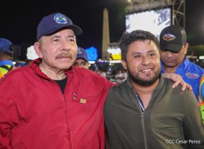 Acto en celebración acto de la entrega de buses de China a transportistas de Managua