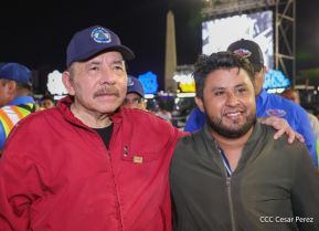 Acto en celebración acto de la entrega de buses de China a transportistas de Managua