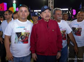 Acto en celebración acto de la entrega de buses de China a transportistas de Managua
