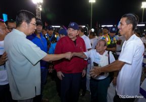 Acto en celebración acto de la entrega de buses de China a transportistas de Managua
