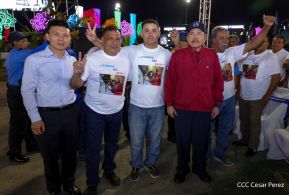 Acto en celebración acto de la entrega de buses de China a transportistas de Managua