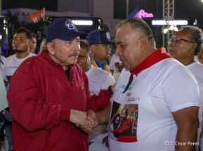 Acto en celebración acto de la entrega de buses de China a transportistas de Managua