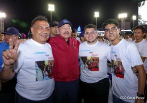 Acto en celebración acto de la entrega de buses de China a transportistas de Managua