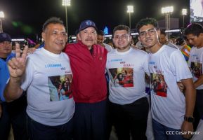 Acto en celebración acto de la entrega de buses de China a transportistas de Managua
