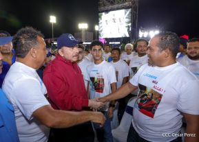 Acto en celebración acto de la entrega de buses de China a transportistas de Managua