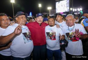 Acto en celebración acto de la entrega de buses de China a transportistas de Managua