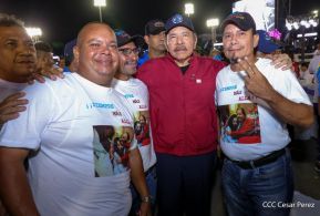 Acto en celebración acto de la entrega de buses de China a transportistas de Managua