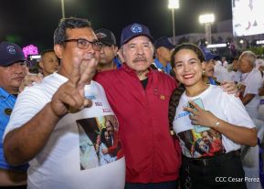 Acto en celebración acto de la entrega de buses de China a transportistas de Managua