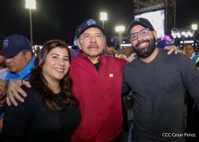 Acto en celebración acto de la entrega de buses de China a transportistas de Managua