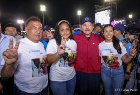 Acto en celebración acto de la entrega de buses de China a transportistas de Managua