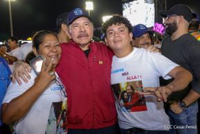 Acto en celebración acto de la entrega de buses de China a transportistas de Managua