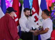 Acto en celebración acto de la entrega de buses de China a transportistas de Managua