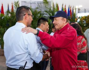 Acto en celebración acto de la entrega de buses de China a transportistas de Managua