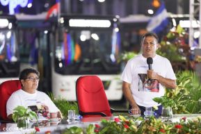 Acto en celebración acto de la entrega de buses de China a transportistas de Managua